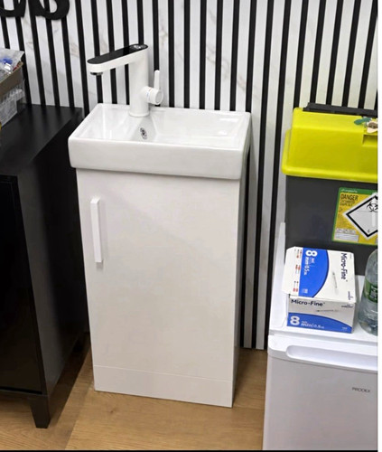 White freestanding non plumbed - freestanding,